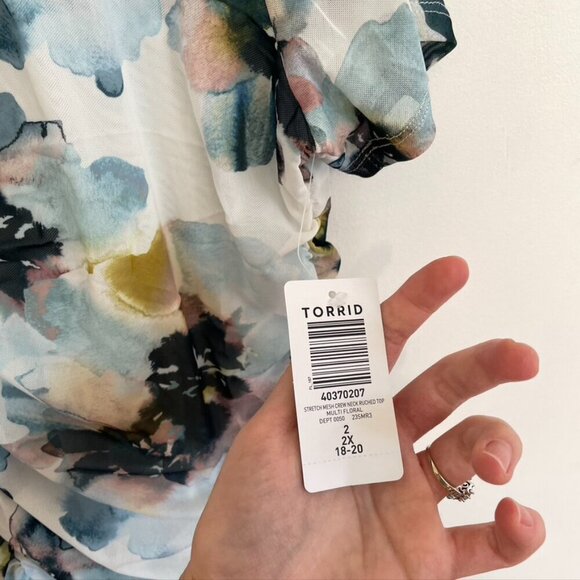 NEW NWT TORRID 2 Plus Size Stretch Mesh Crew Neck Ruched Top Watercolor Floral - Picture 8 of 15